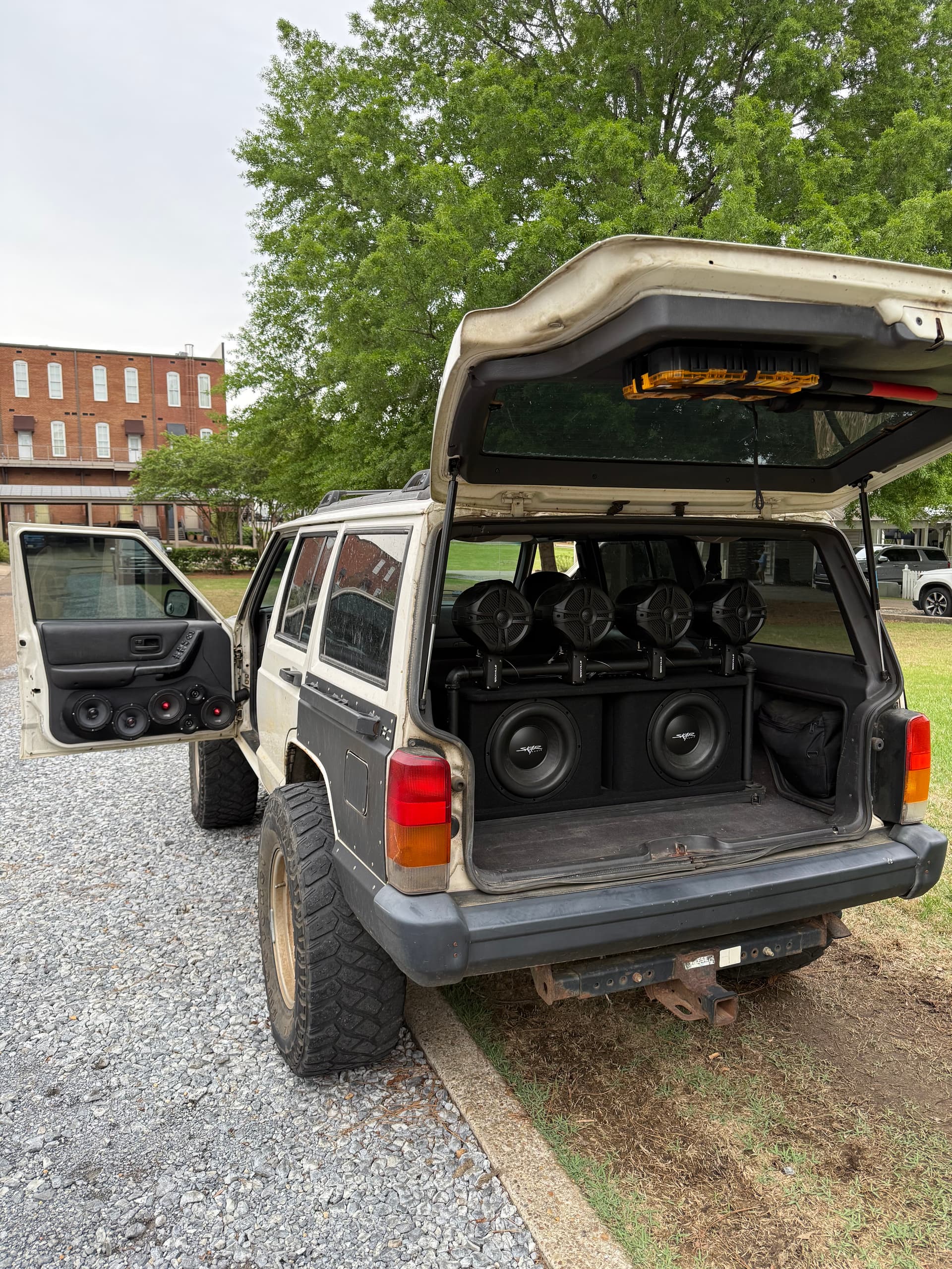 1999 Jeep Cherokee Sport 4d 4wd